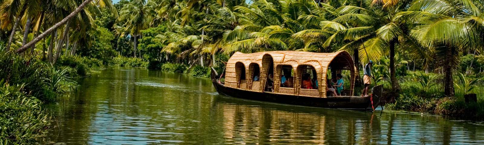 Houseboat Experience in Alleppey: What to Expect & How to Choose